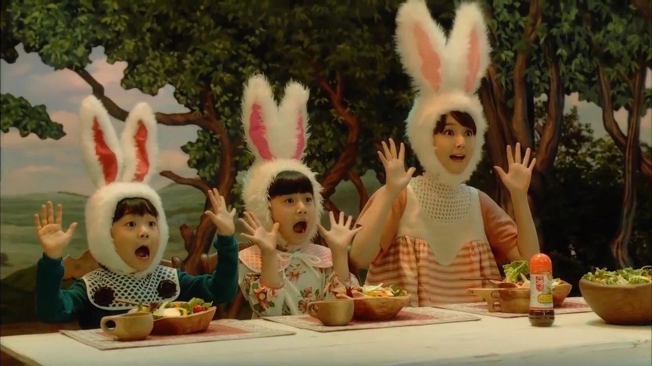 佐佐木希變身兔子媽媽和孩子野餐遇上棕熊！